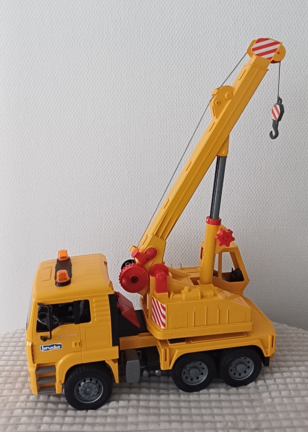 Camion grue véhicule de chantier.