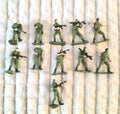 11 mini soldats articulés