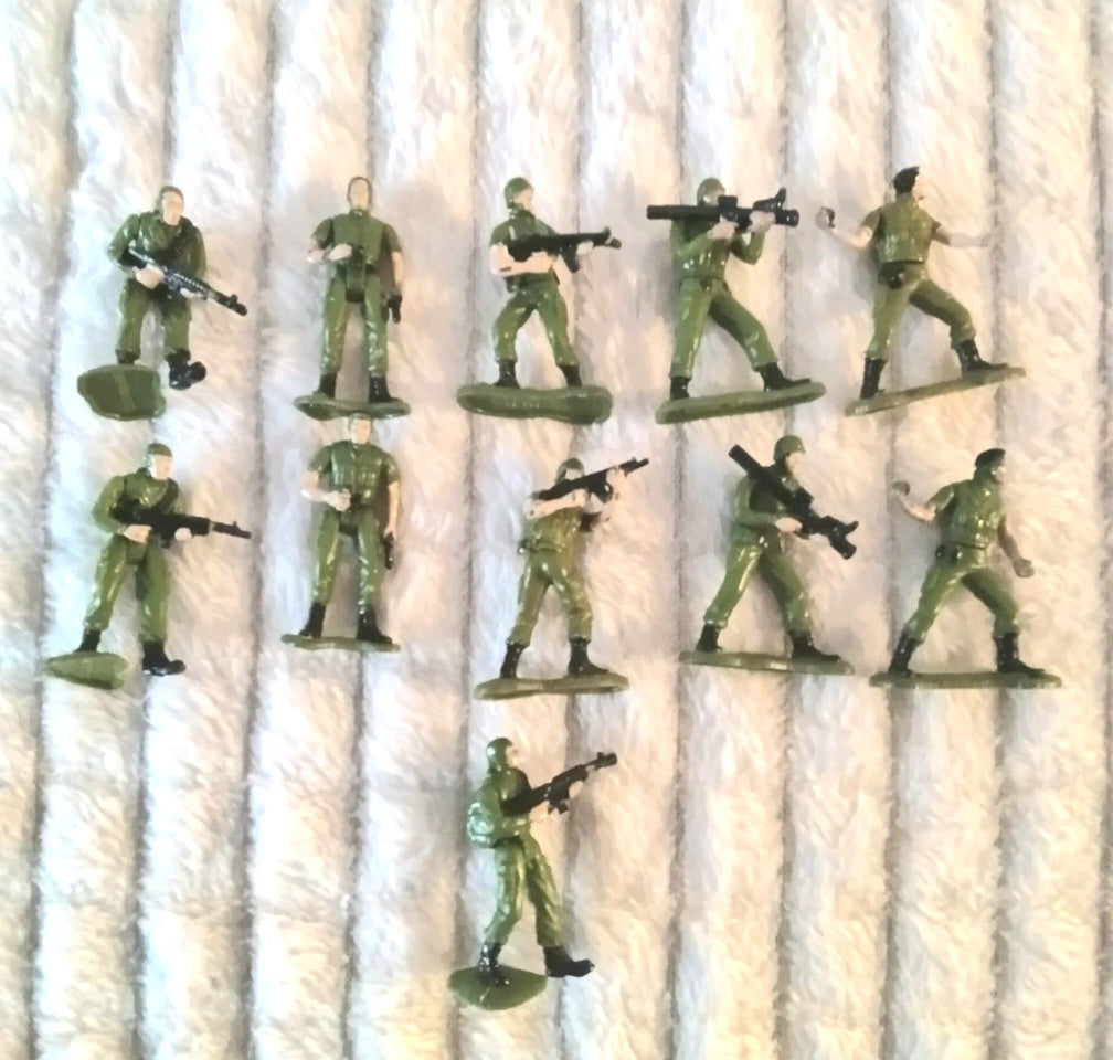 11 mini soldats articulés