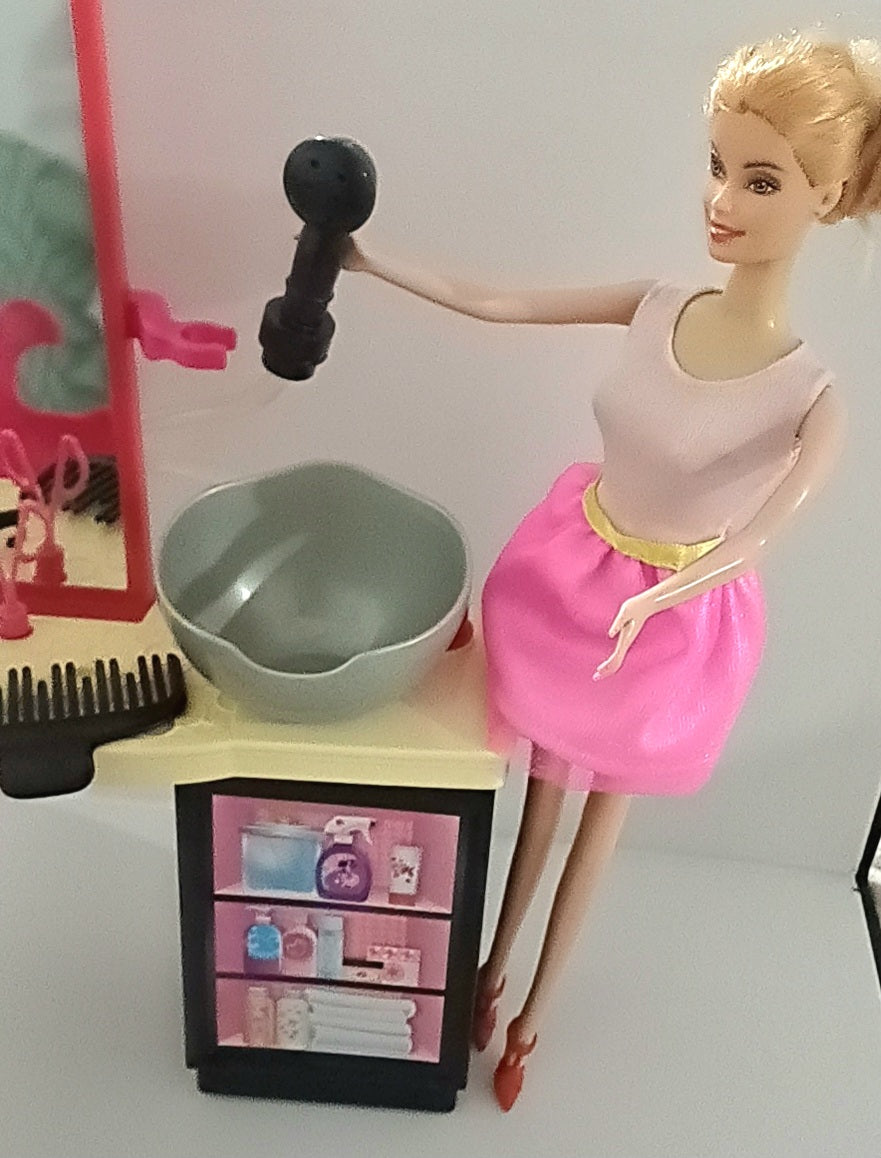 Salon de coiffure avec poupée