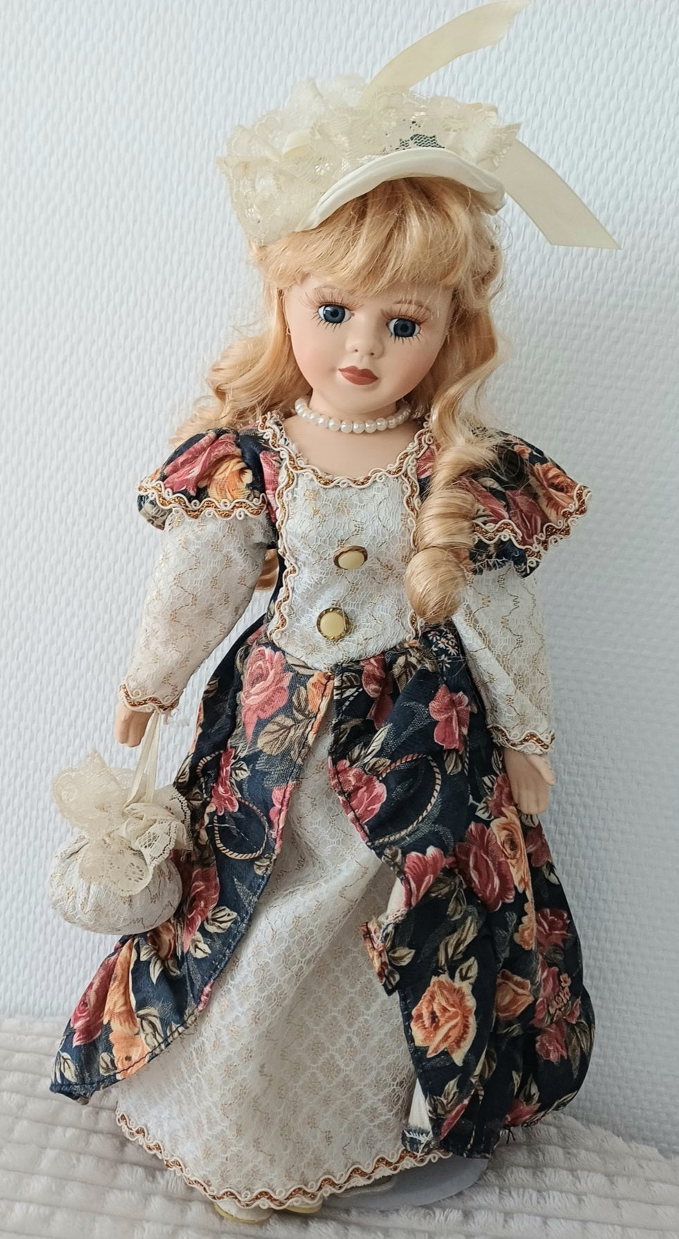 Poupée en porcelaine de collection.
