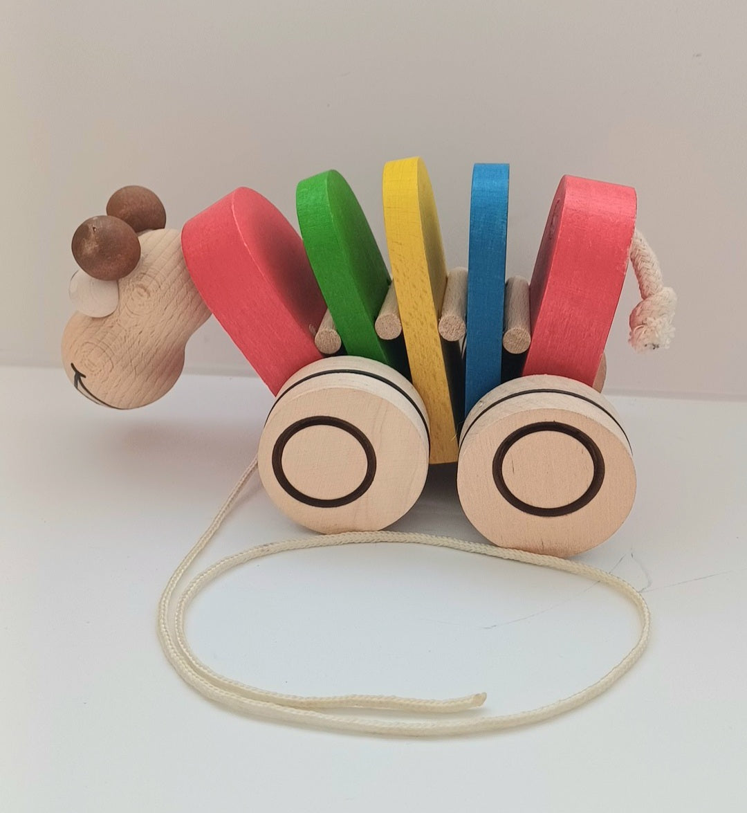 Chenille articulée en bois à tirer.