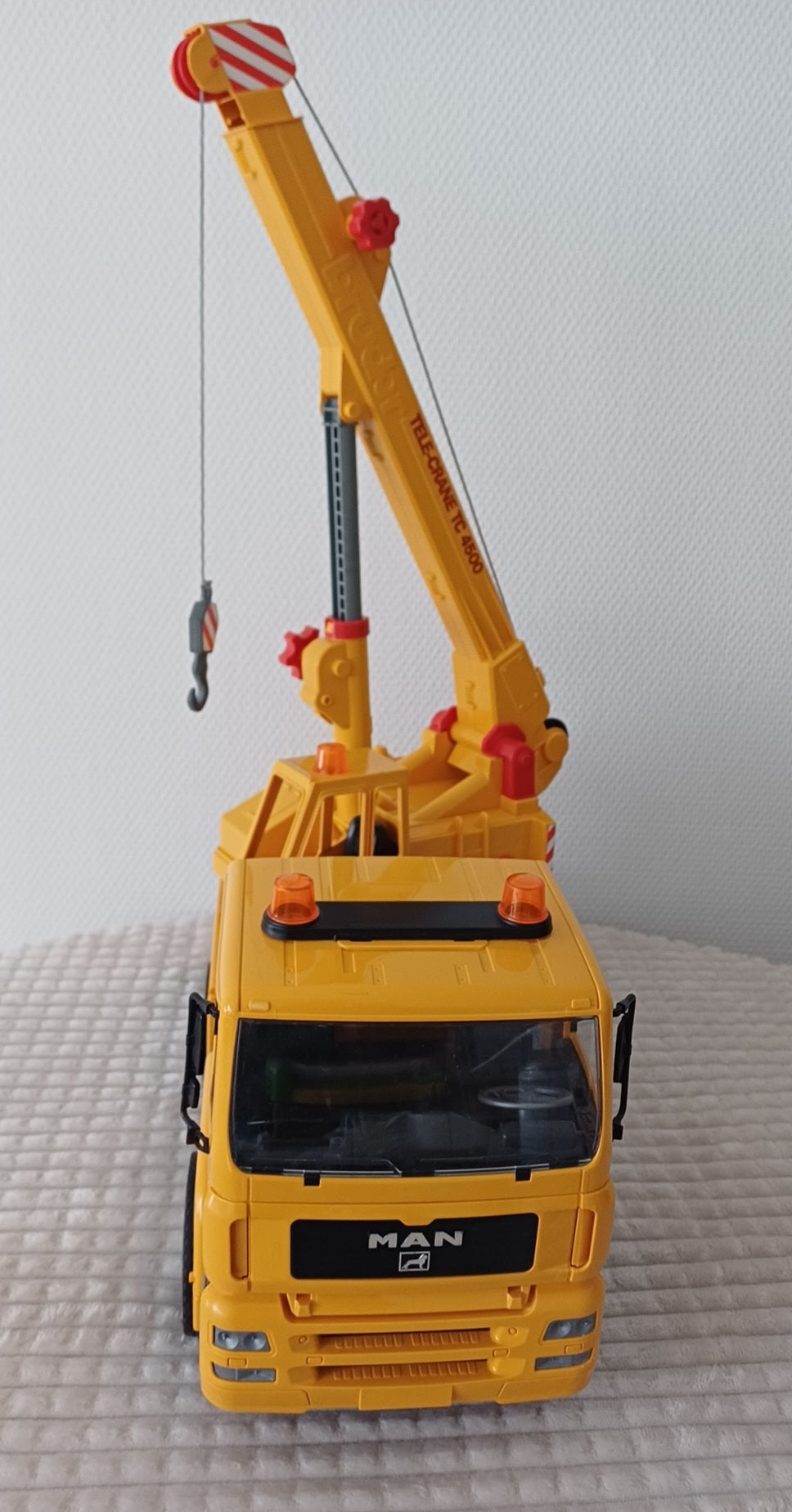 Camion grue véhicule de chantier.
