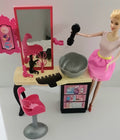 Salon de coiffure avec poupée