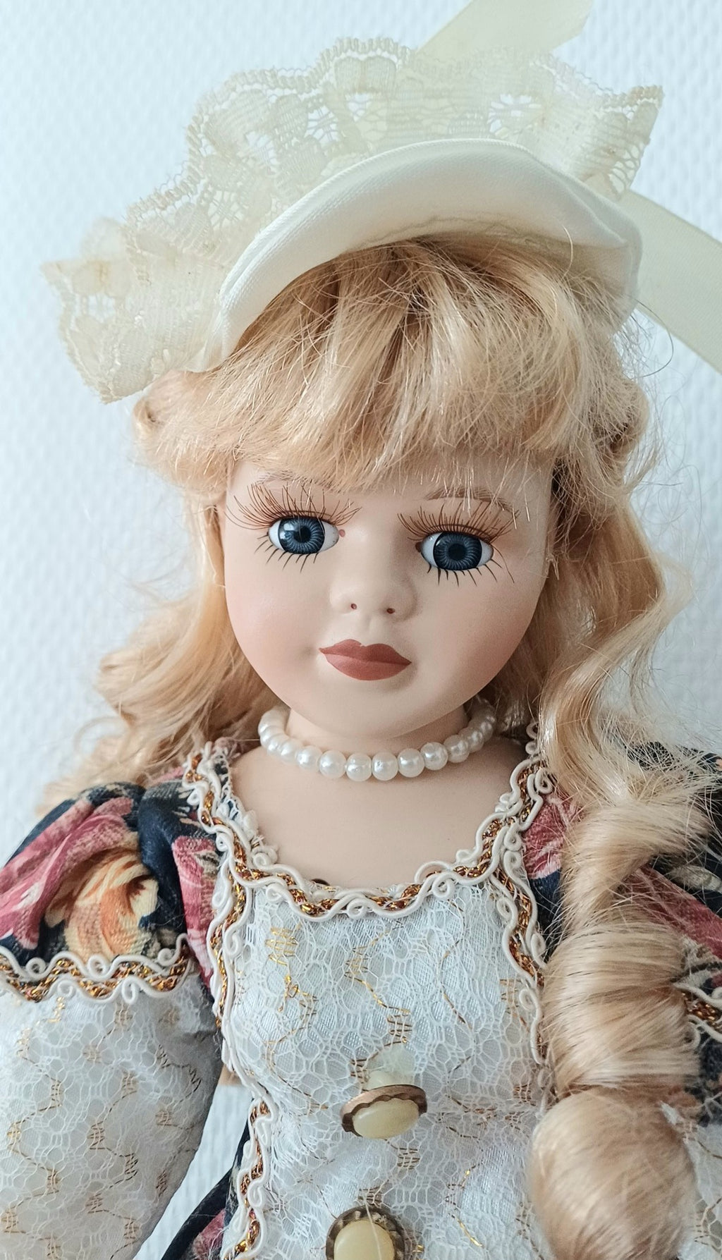 Poupée en porcelaine de collection.